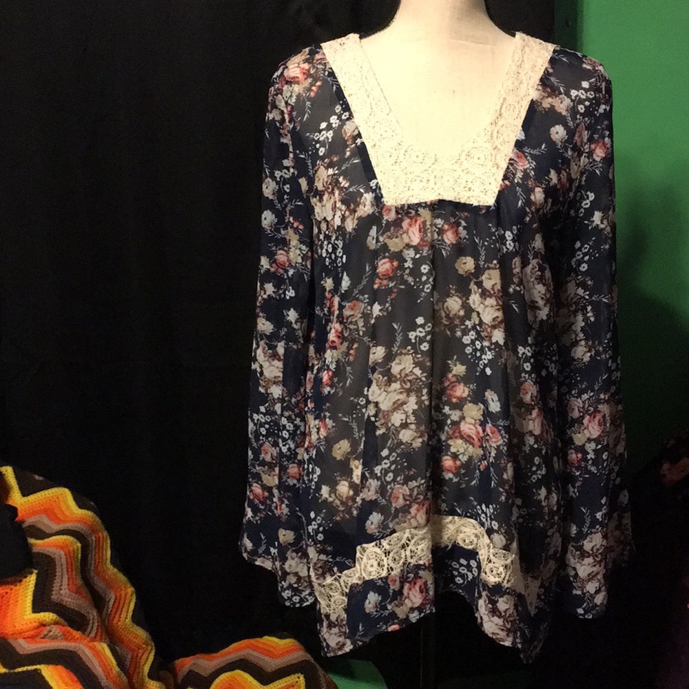 Floral bell sleeve blouse